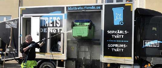 Sopkärlsbil som utfför certifierad och miljövänlig sopkärlstvätt i Stenungsund
